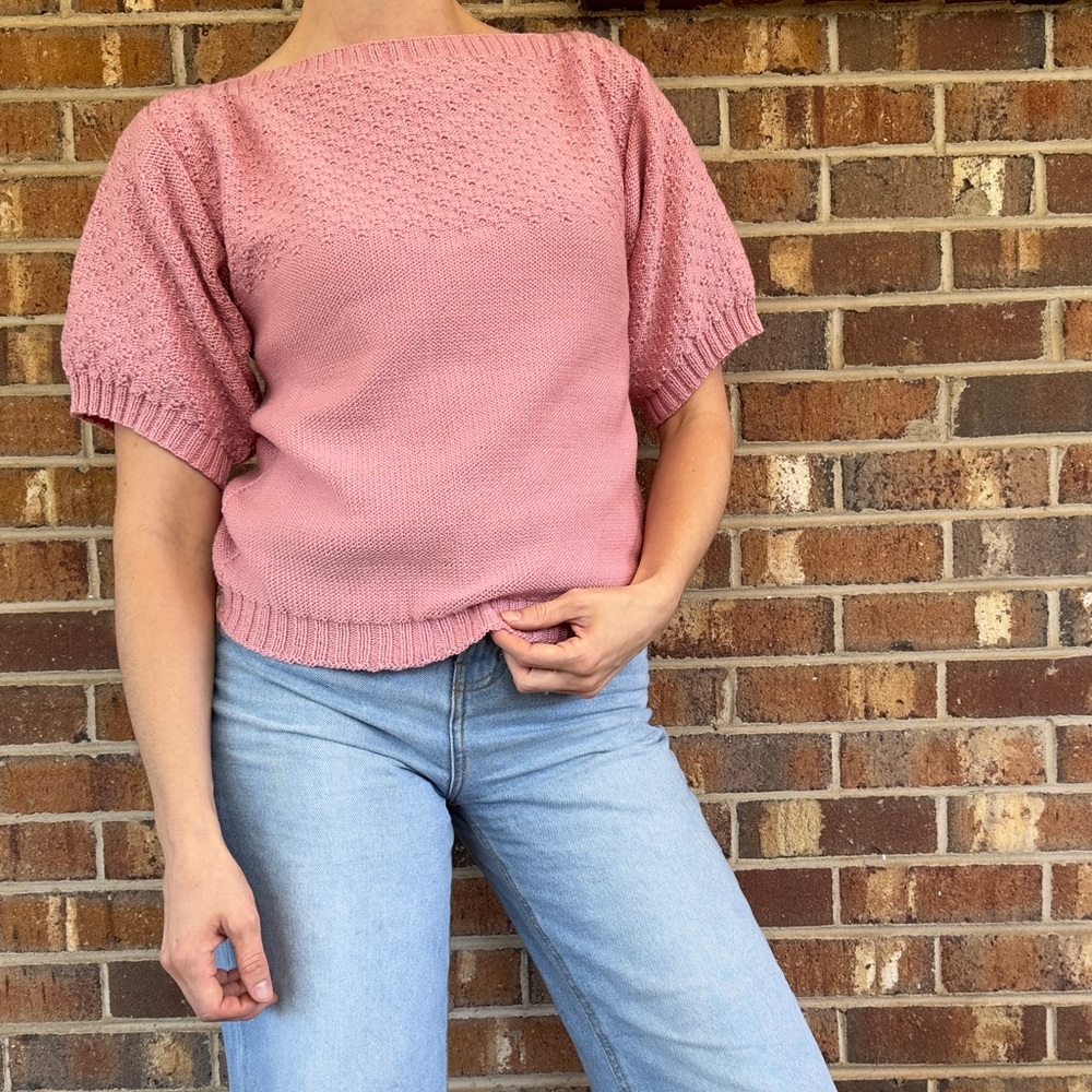 Knitted short sleeve sweater top.